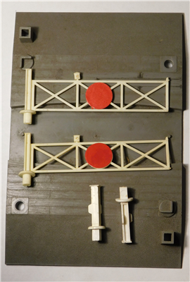 Elaine's Trains - Hornby train set level crossing